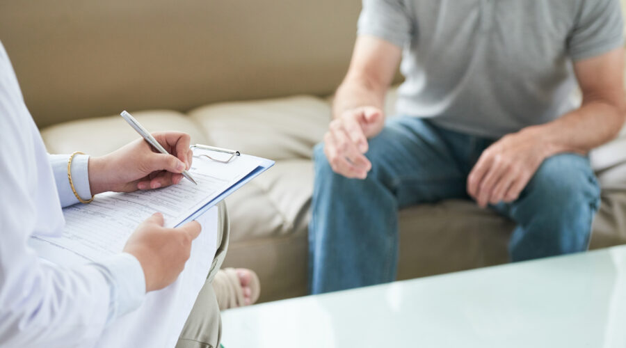 Crop doctor writing down complaints of patient Valutazione funzionale fisioterapica: che cos’è? Anamnesi